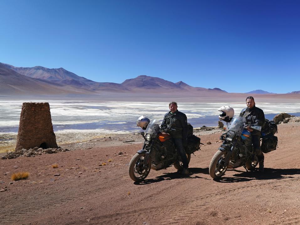 Ewan McGregor ja Charley Boorman Silolin autiomaassa Boliviassa Harley-Davidson Livewireillä. Harley panostaa jatkossa bränsimarkkinointiin mm. näiden kaverusten ja Jason Momoan kautta. Kuva Boormanista ja McGregorista näiden Long Way Up -seikkailusta, joka on paraikaa nähtävissä Apple TV plussassa.