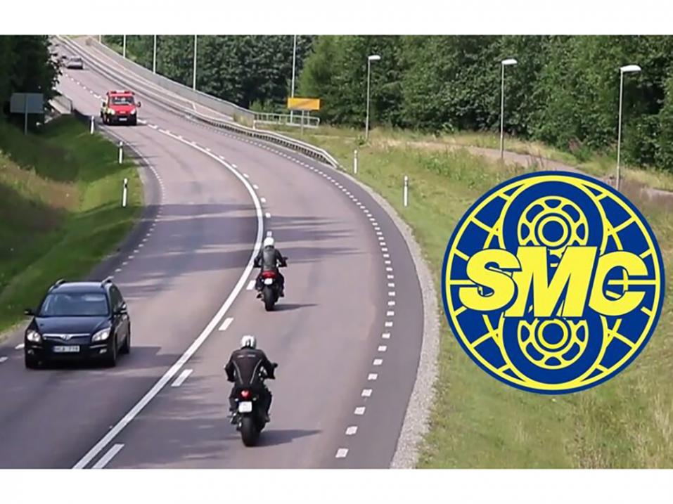 Sveriges Motorcycklister haluaa muistuttaa, että tien pinta voi olla myös kesällä liukas. Kuva: Jesper Christensen (SMC).