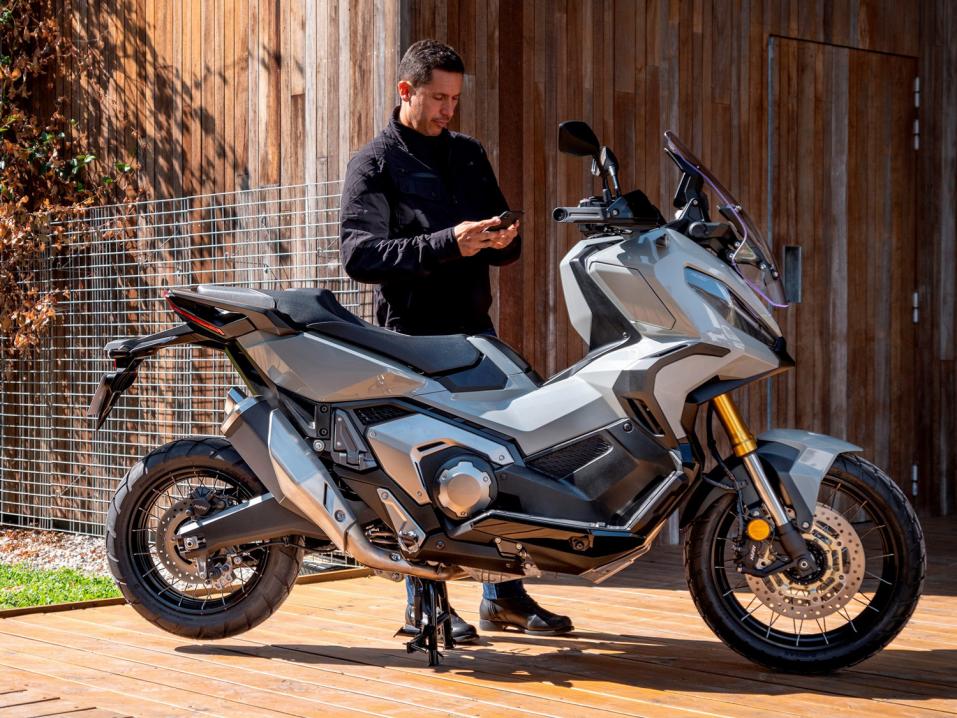 Vuoden 2021 malliseen Honda X-Adv -skootterihybridiin on saatavilla jo Honda Smartphone Voice Control system sekä Honda RoadSync app.
