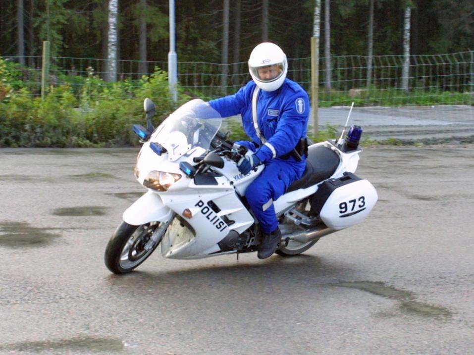 Tuttu näky takavuosilta: Yamaha FJR1300 -poliisimoottoripyörä.