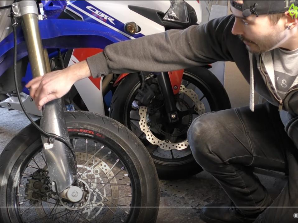 Youtube-bloggaaja Spicy110 kertoo havainnollisella tavalla, miten moottoripyörän jousitus toimii.