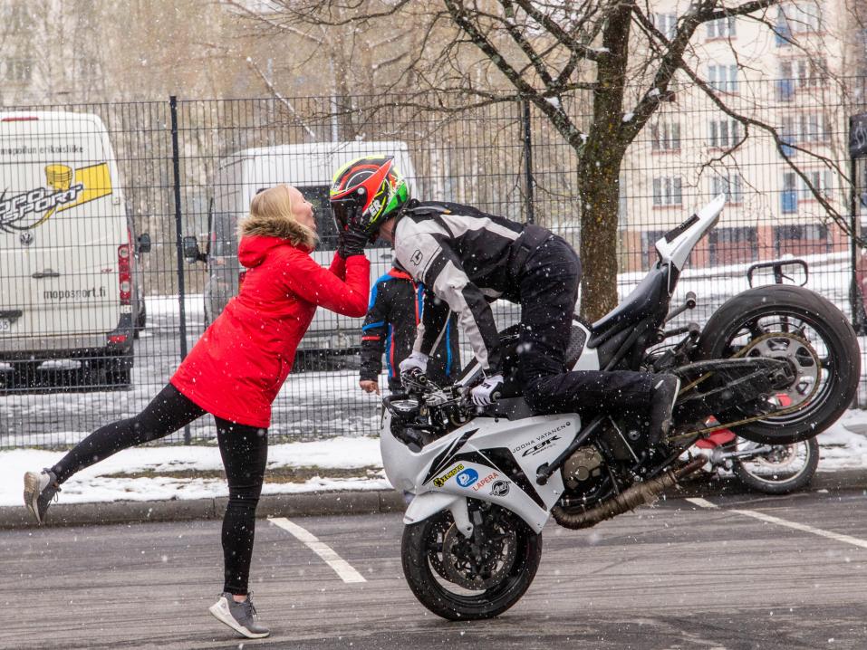 <p>Stunt-kuljettaja Joona Vatanen suuteli näyttävästi Limited Stunt Show:ssa Kuopion Mp-näyttelyssä toukokuussa 2019.</p>