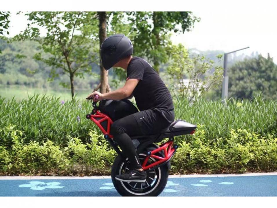 Hauskan näköinen kiinalainen sähkömoottorinen yksipyörä eli monocycle.