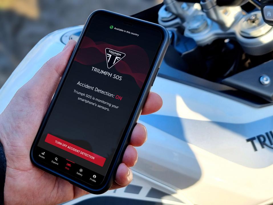 Triumph SOS -älypuhelinsovellus hälyttää apua, jos se havaitsee, että motoristi joutuu onnettomuuteen. Sovelluksen käyttö on maksullista paitsi Triumphin omistajille kolmen kuukauden koejakson aikana.