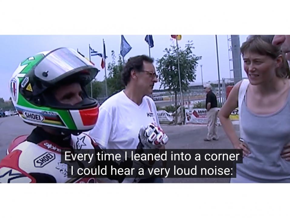 Moto3-maailmanmestari Roberto Locatelli antaa palautetta ajostaan kuvassa oikealla olevalla pääjohtaja Livia Cevolinille.