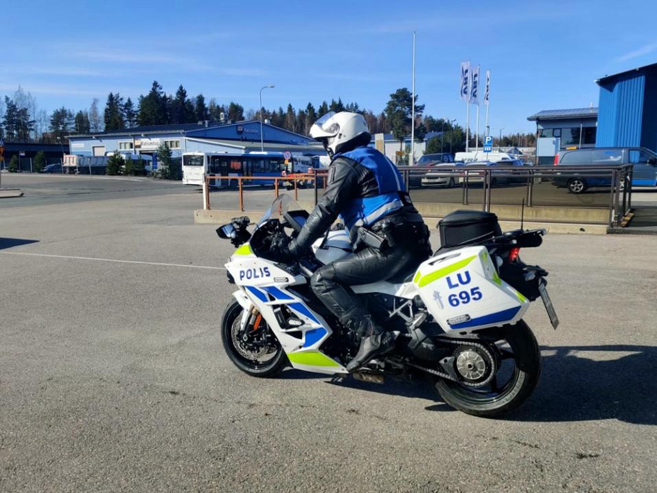 Poliisi lähdössä liikkeelle poliisimoottoripyörällä parkkipaikalta. Kuva: Poliisi.