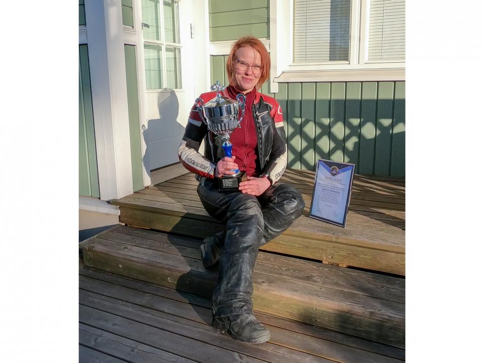Vuoden moottoripyöräkouluttaja Laura Liimatan polte kaksipyöräisiin syttyi 14-vuotiaana. 