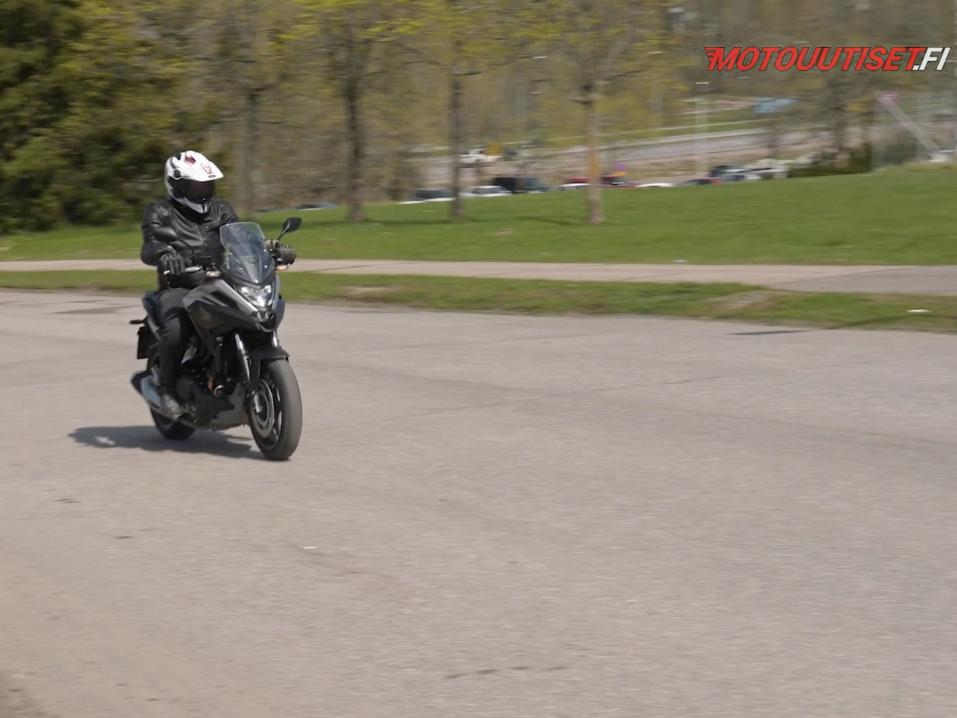 Motovideosarjamme kolmannella videolla koeajossa automaattivaihteinen Honda NC750X DCT. 