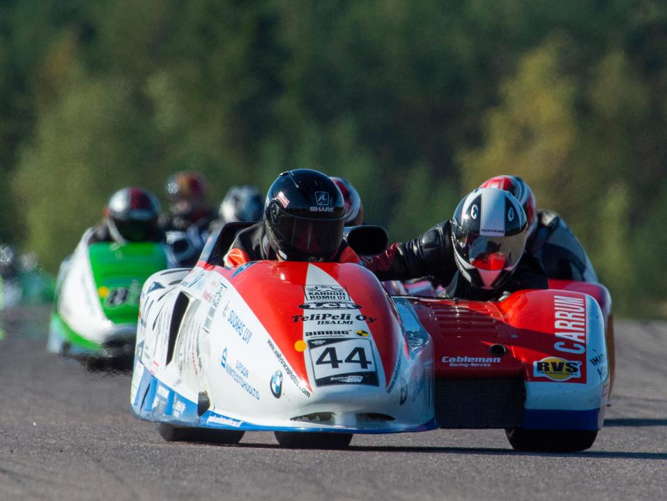 <p>Suomalaisen Team 44 Racing sivuvaunutiimin nykyinen kaksikko Pekka Päivärinta/Kim Friman kisasi viimeksi yhdessä vuonna 2015 Virtasalmen Motopark-radalla.</p>