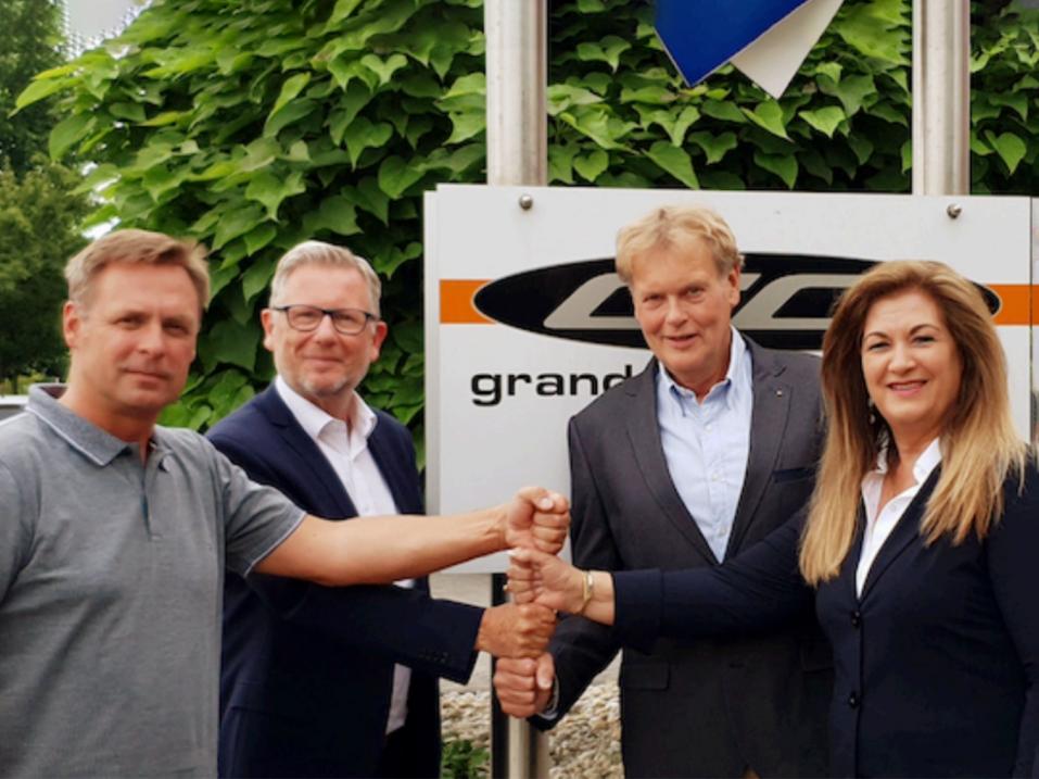 Kuvassa vasemmalla Duellin toimitusjohtaja Jarkko Ämmälä ja Euroopan myynnin kehittämisestä vastaava Erwin Van Hoof sekä oikealla IGM Trading BV:n ja Grand Canyon GmbH:n entiset omistajat, nykyiset neuvonantajat, Arno ja Ingrid Gaalman Wegehorst.
