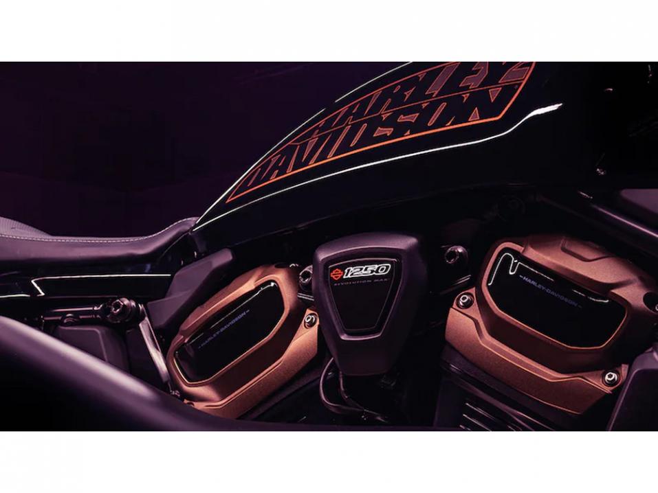 Paljastui, että Harleyn tuleva mysteerimalli on Sportster S 1250. Mallissa käytetään samaa moottoria kuin Pan Americassa, mutta matalaviritteisempänä.