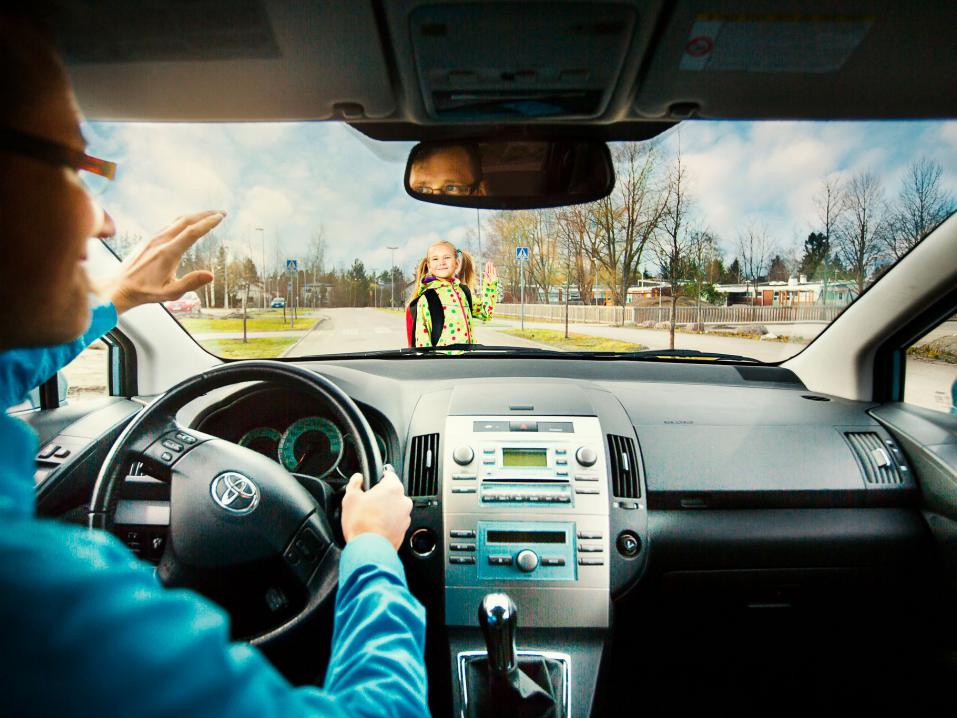 <p>Lapset toivoivat autoilijoiden antavat tietä suojatiellä, hiljentävän vauhtia ja olevan selkeitä vuorovaikutustilanteissa. Kuva: Nina Mönkkönen / Liikenneturva.</p>
<div> </div>