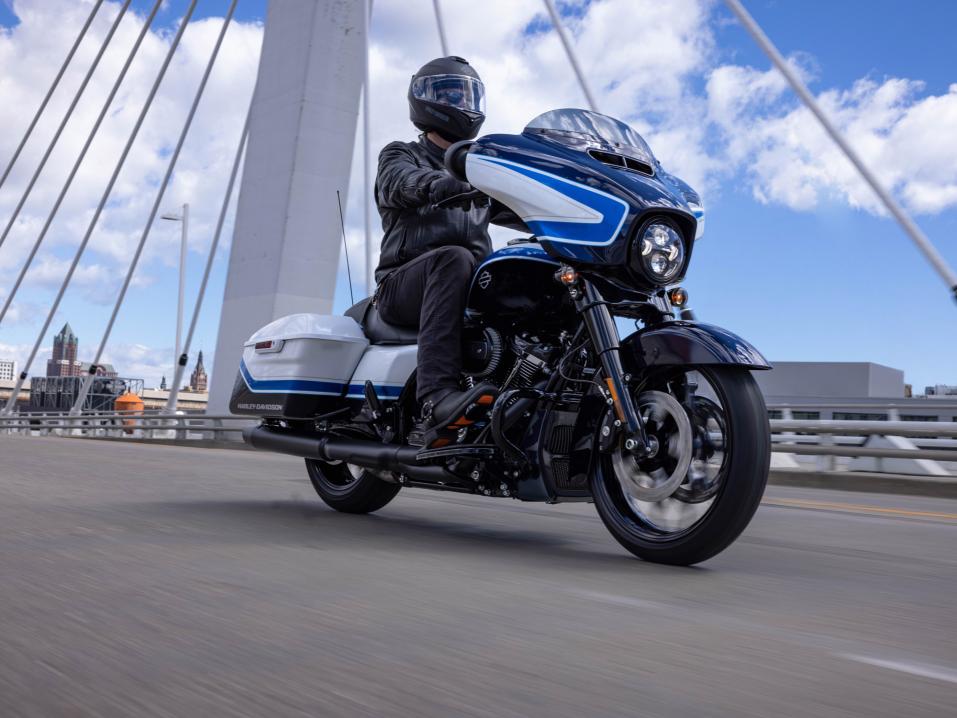 Harley-Davidson Street Glide Special Arctic Blast Limited Edition -erikoismaalipinnalla.