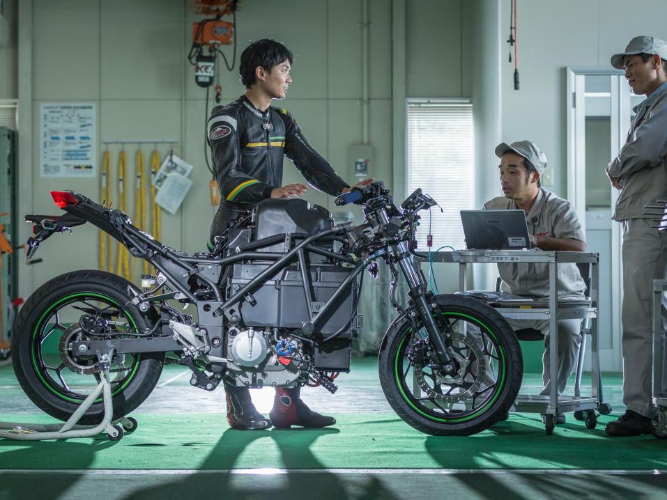 Kawasakin sähkömoottoripyöräkonsepti.
