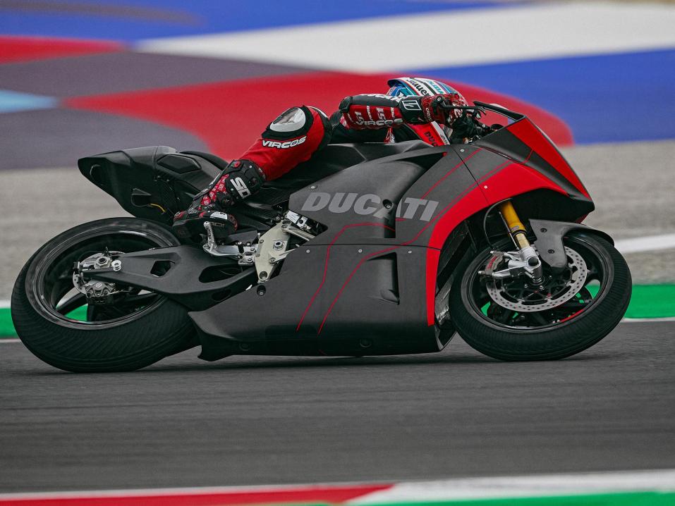 Ducatin MotoE MM-sarjan prototyyppi. Sähkömoottorisen pyörän koodinimi on  V21L. Pyörä tulee kaikkien MotoE-sarjan osallistujien käyttöön vuoden 2023 alusta lähtien, joten italialaisvalmistajalla on vain vuosi aikaa saada pyörä valmiiksi.