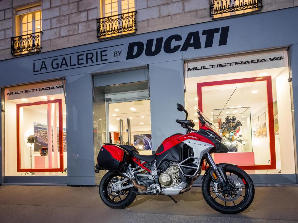 Ducati Multistrada V4:lle kokonaan omistettu popup-kauppa Pariisin sydämessä.