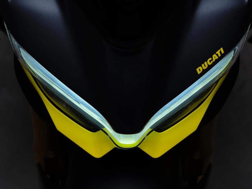 Ducati Unica. Tehtaan erikoismuotoilua asiakkaan tarpeiden mukaan.