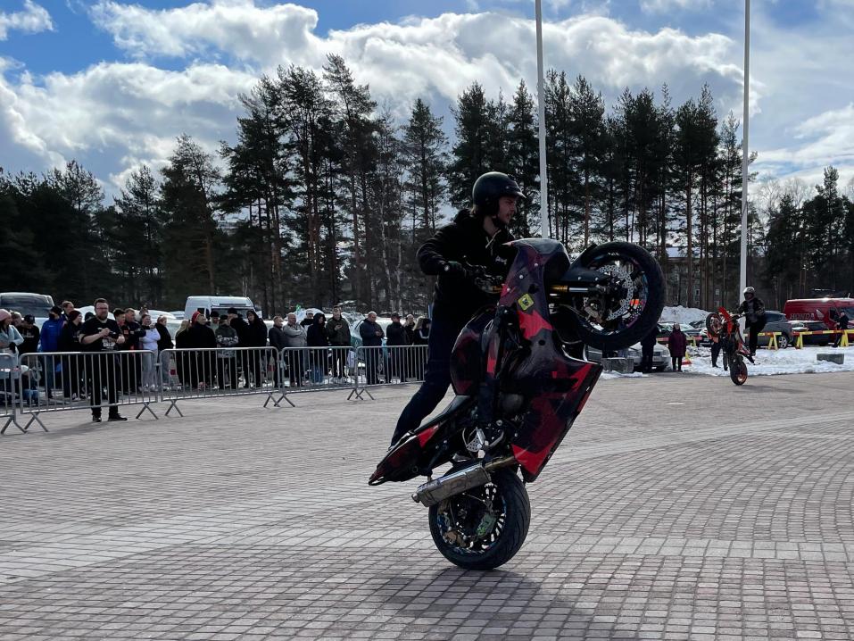 Turkulainen Eero Syrjänen Keski-Suomen moottoripyöränäyttelyn yhteydessä nähdyssä stuntshow:ssa.
