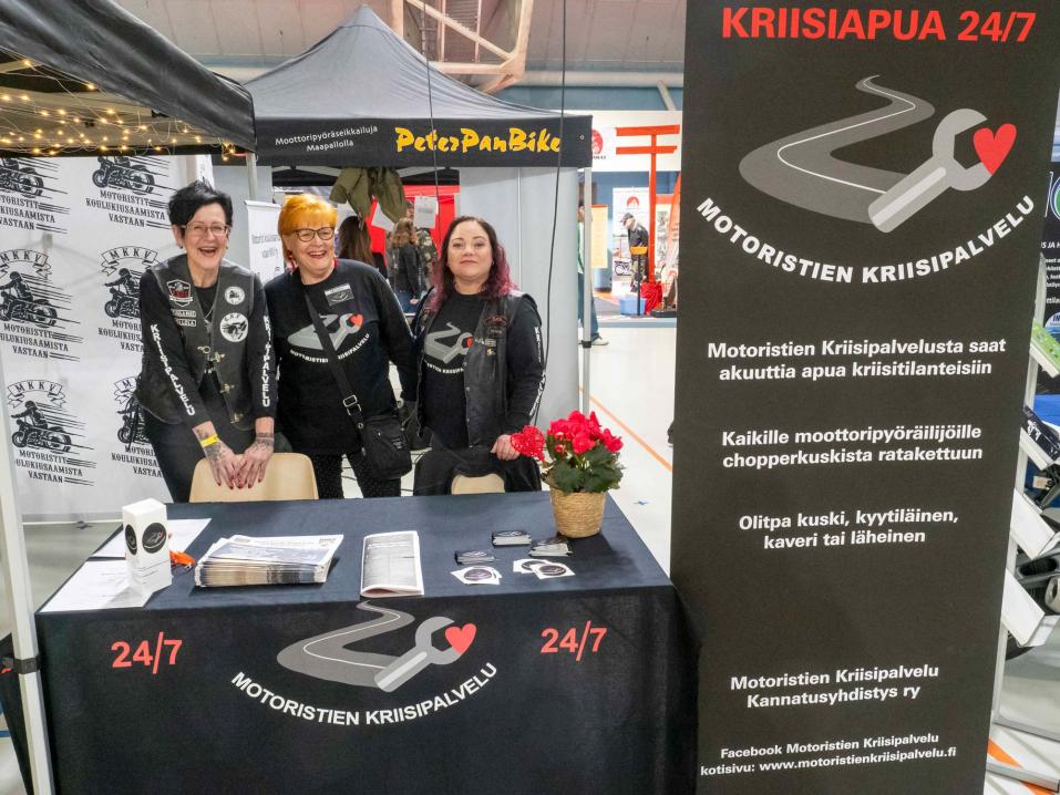 Motoristien Kriisipalvelun väkeä. Vasemmalta Tuula Toikka, Marja Suominen ja Minna-Maria Kapraali Kuopion Mp-näyttelyssä 2022.