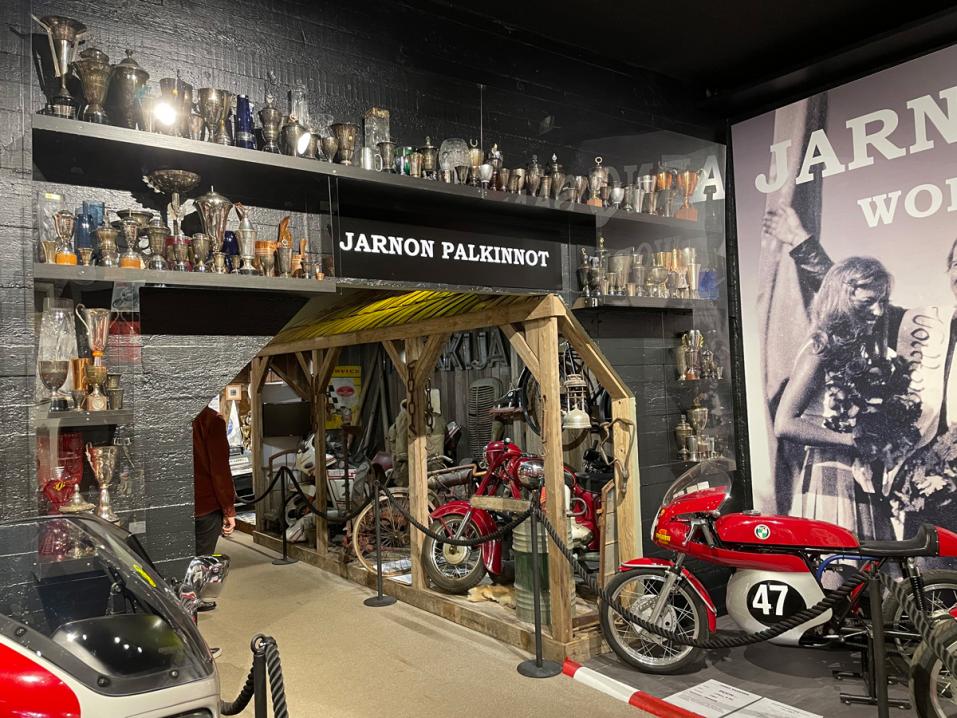 Jarno Saarisen palkitopokaalit saivat arvoisensa vitriinin Suomen Moottoripyörämuseossa.