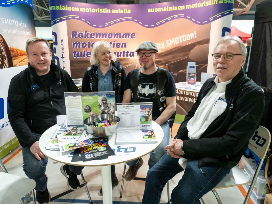 SMOTOn edustajia Kuopion Mp-näyttelyssä 2022. Vasemmalla laidalla puheenjohtaja Jari Kielinen, oikealla laidalla Harri Forsberg ja siinä välissä Petri Kiiski ja Anna-Riikka Niemi.