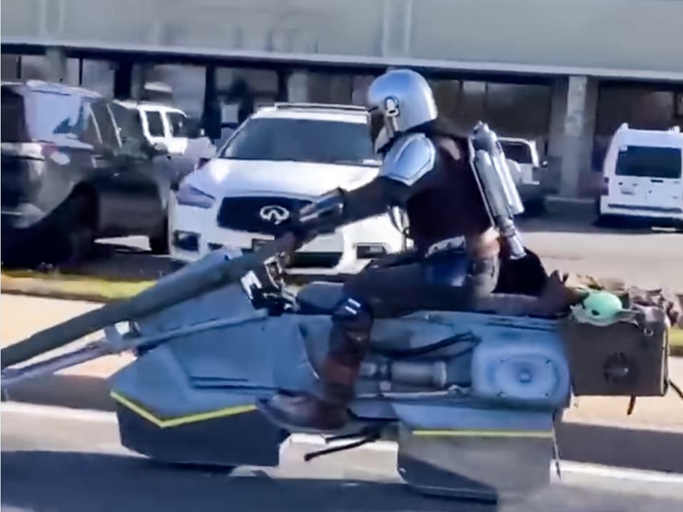 Mandalorialaissoturin upea moottoripyörästä tehty Star Wars -kiituri. Huomaa pikku-Yoda takapenkillä omassa matkustamossaan.