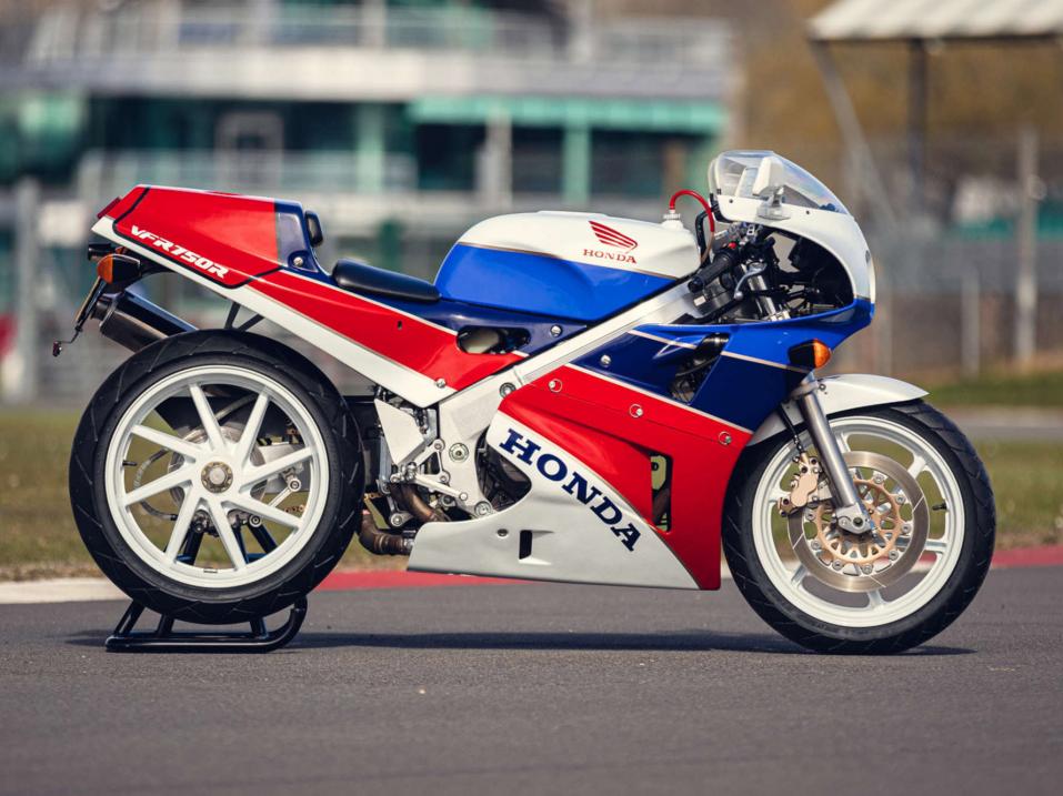 Englannin ennätyshinnalla huudettu 1990 Honda VFR750R Type RC30. Pyörä oli aiemmin osa David Silverin Honda-kokoelmaa sekä rekisteröimätön ja ajamaton.