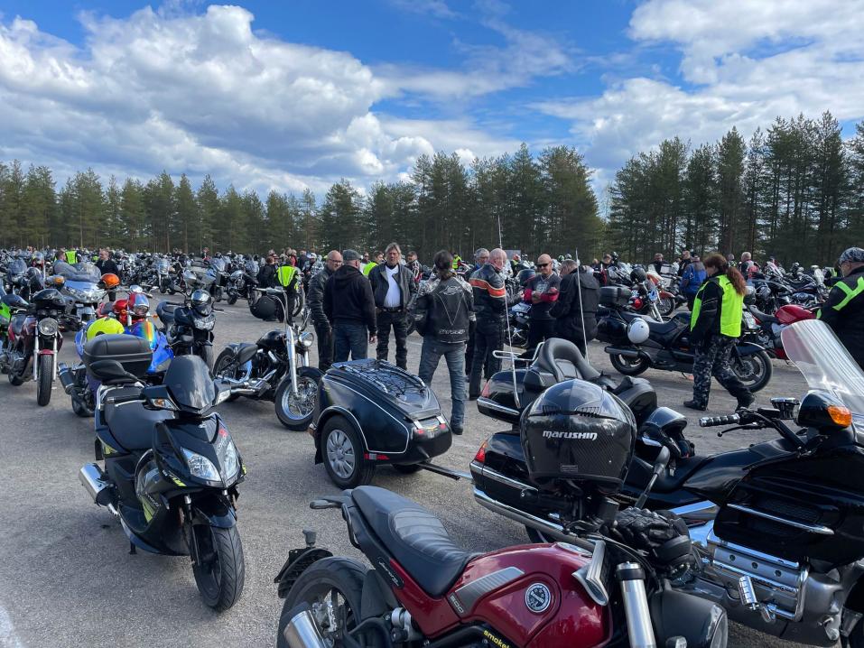 Hymyilevän Motoristin Kevätpäivän prätkiä ja osallistujia 21.5. 2022 Nilsiän Halssin kentällä.