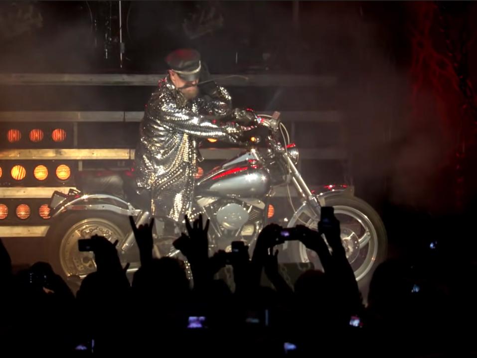 Judas Priestin laulaja Rob Halford, ajaa lavalle Harley-Davidsonilla vetämään 'Hell Bent for Leather' -biisiä.