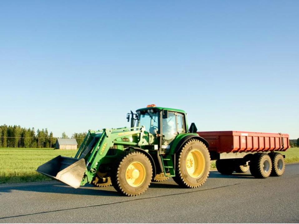 <p>Ennakoi maatalouskoneen kuljettajan aikeita seuraamalla vilkkuja, ajolinjan muutoksia sekä edessä olevaa liikenneympäristöä. Kuva: Rodeo.</p>