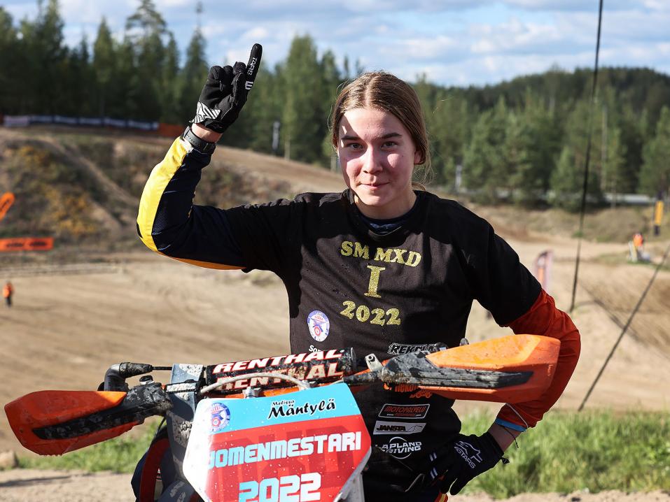 Melissa Mäntylä ajoi historian ensimmäiseksi motocrossin naisten Suomen mestariksi.