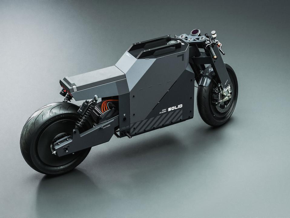 Solid CRS-01 sähkömoottoripyörä on todella karun, jämäkän ja dystopisen näköinen.