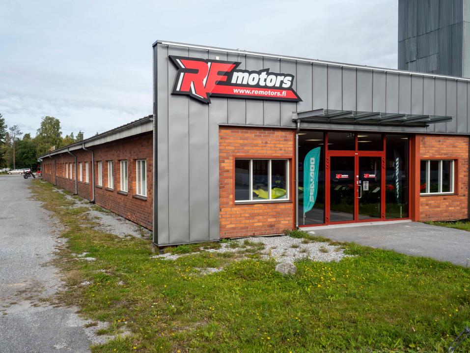 RE Motors mainostaa itseään Suomen pisimpänä prätkäliikkeenä. Väitteelle on myös katetta, ja rakennuksen seinien sisällä on valtava valikoima moottoripyöriä ja varusteita.