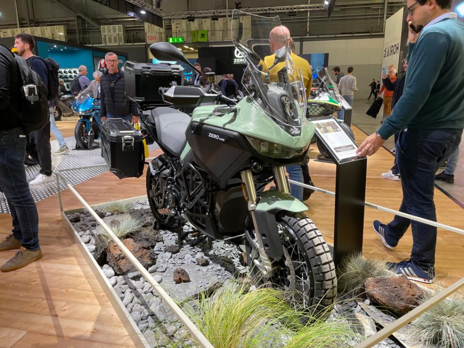 Californialainen Zero Motorcycles on erikoistunut korkealaatuisten sähkömoottoripyorien tuotantoon. EICMA:ssa 2022 nähtiin ZERO DSR/X. Täysverinen sähköllä toimiva adventuremoottoripyörä.