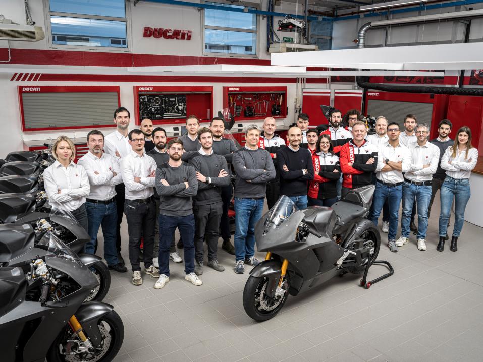 Ducatin 'V21L' MotoE kisapyörien valmistus on virallisesti aloitettu. Kuvassa erikoisteknikkojen tiimi vahvistettuna ainakin pääjohtaja Claudio Domenicalilla.