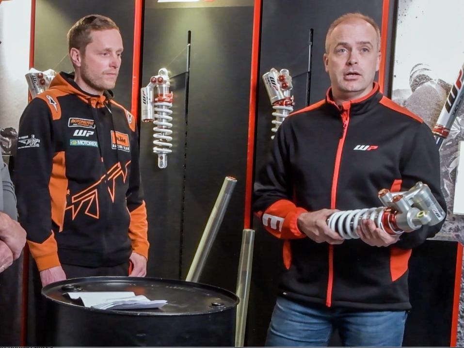 Vasemmalta: Motopalvelun Leif Holm ja WP:n Juha Salminen kertomassa WP:n XPlor Pro -iskunvaimentimien eduista.