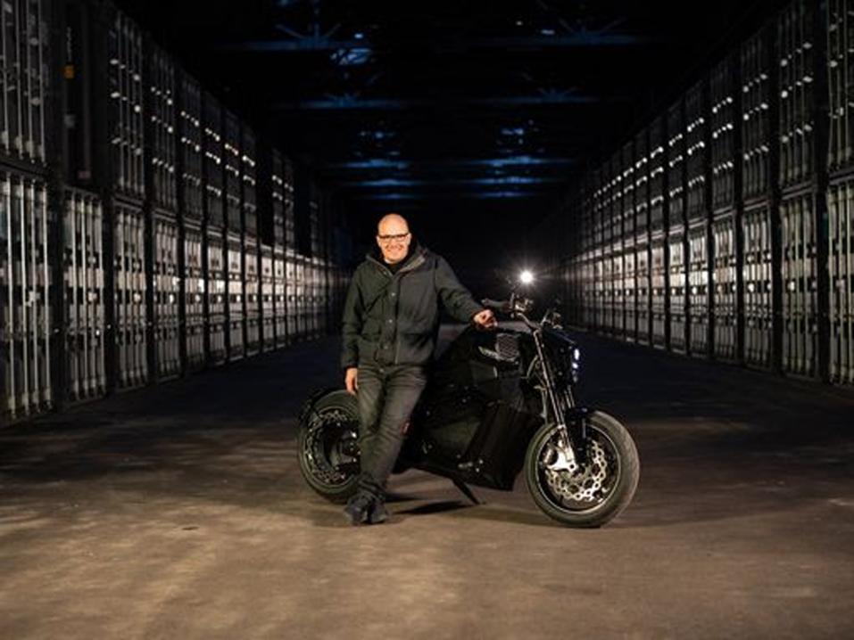 <p>Vergen toimitusjohtaja Tuomo Lehtimäki kertoo yhtiön kunnianhimoisista tavoitteista kasvattaa tuotantokapasiteettia ja laajentaa toimintaa uusille markkinoille. Kuva: Verge Motorcycles.</p>