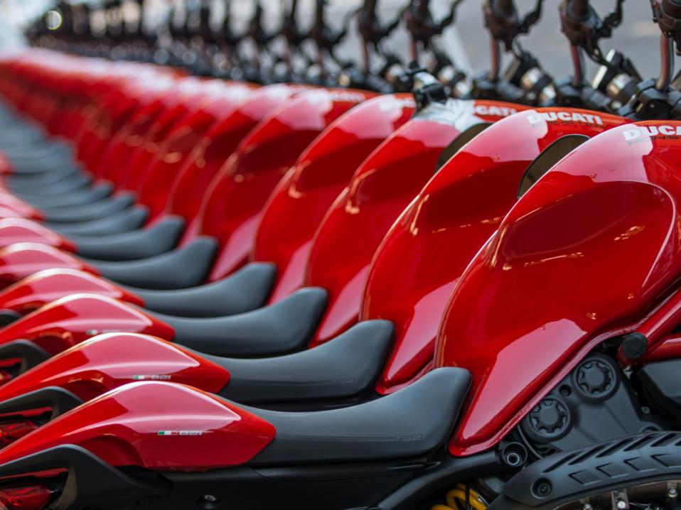 Rivi Monstereita Ducatin tehtaalla.