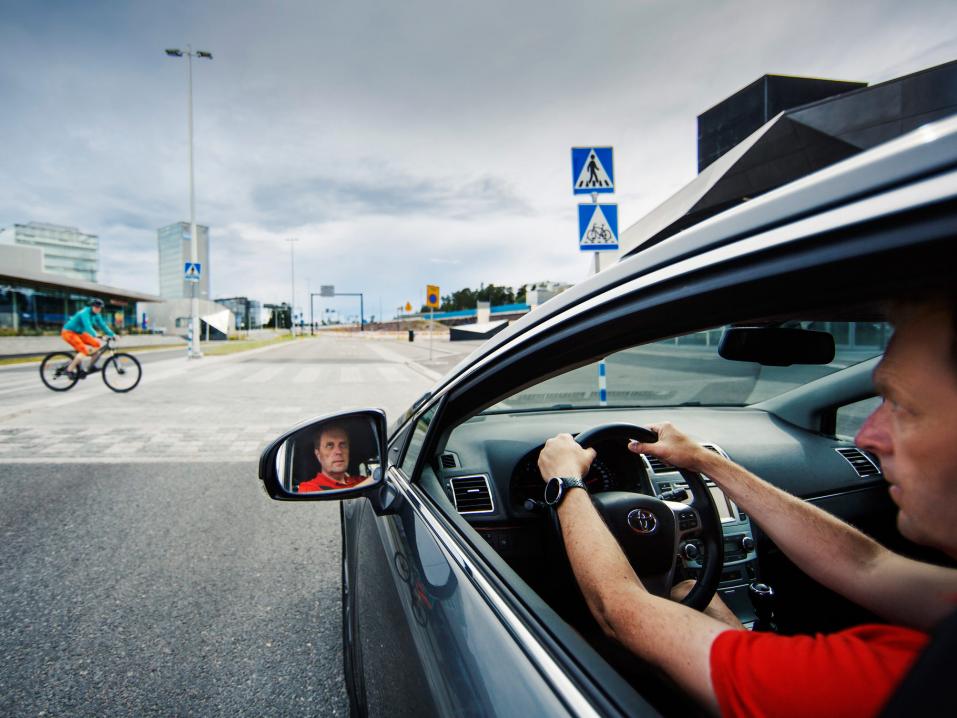 Sääntötuntemuksen ja ajotaidon lisäksi turvallinen liikkuminen liikenteessä edellyttää kykyä huomioida muita tielläliikkujia sekä kykyä tunnistaa eteen tulevia vaaratekijöitä. Kuva: Nina Mönkkönen / Liikenneturva.