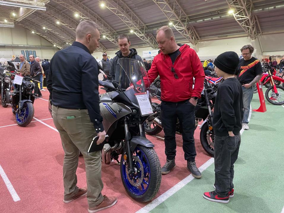 Moottoripyörät kiinnostivat Keski-Suomen Mp-näyttelyn kävijöitä tosissaan.
