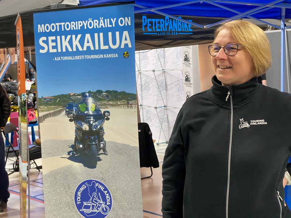 Valtakunnallisen Touring Finlandia matkamotoristikerhon puheenjohtaja Sari Laurell oli Kuopiossa kertomassa matkamotorismin hieonoudesta ja kerhon tuomista eduista.
