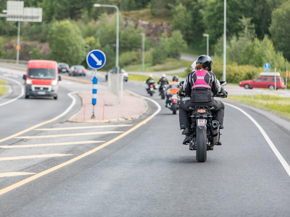 Motoristin turvallisuutta parantaa ajaminen siten, että muiden tienkäyttäjien on helppo ennakoida hänen toimintansa. Kuva: Ville-Veikko Heinonen / Liikenneturva.