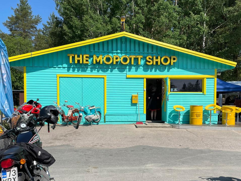Naismotoristeille suunnattu mp-varusteliike, The Mopott Shop, avattiin Riihimäelle. 