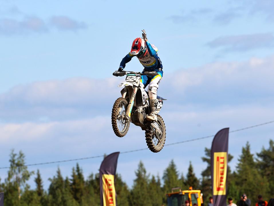 Miro Varjonen ajoi MX2-luokassa hienosti toisen erän voittoon. Kuva: Jani Hovi.