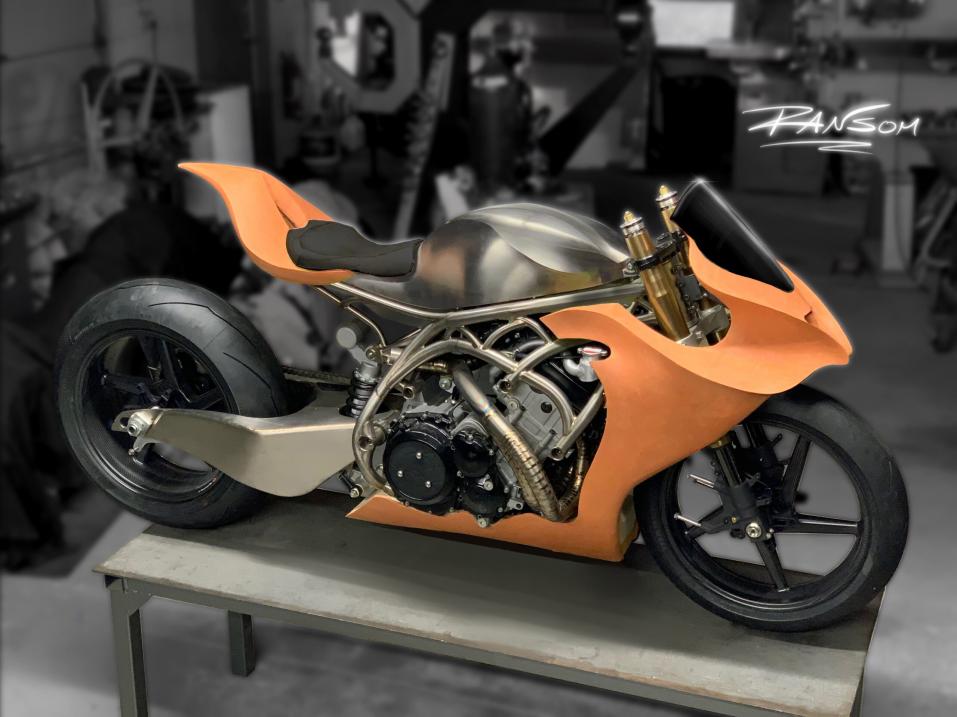 Robert Ransomin rakentama titaaninen moottoripyörä. Älä anna oranssien kateosien hämätä. Ne korvaantuvat titaanisilla aikanaan.