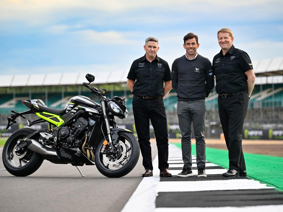 Kuvassa vasemmalta oikealle: Steve Sargent, Triumph Motorcyclesin tuotantojohtaja, Dorna Sportsin urheilujohtaja Carlos Ezpeleta ja Triumphin markkinointijohtaja Paul Stroud.