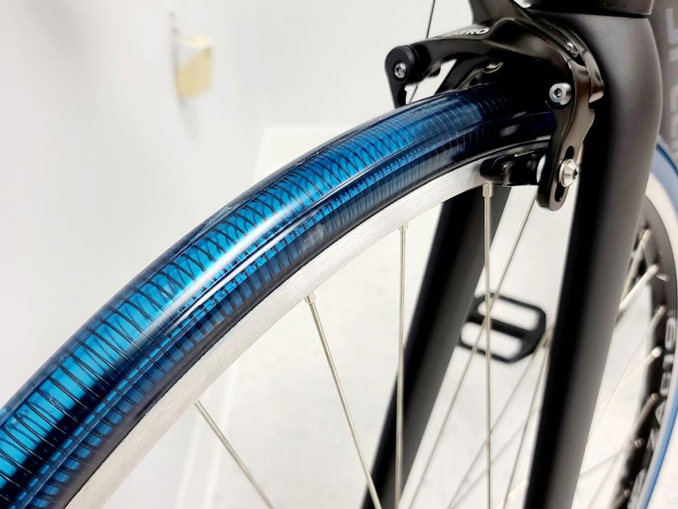 Smart Tire Companyn Metl-polkupyöränrengas. Kierrejousi, joka kiertää vanteen ympäri muodostaa itsessään varsinaisen renkaan ja on valmistettu NiTinolista, nikkelin ja titaanin sekoitteesta.