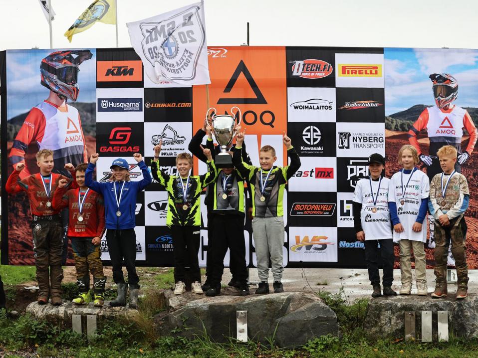 Etelä-Suomen Moottorikerhon kolmikko juhli MX65-luokan voittoa Vantaan kerhojoukkuekilpailussa.