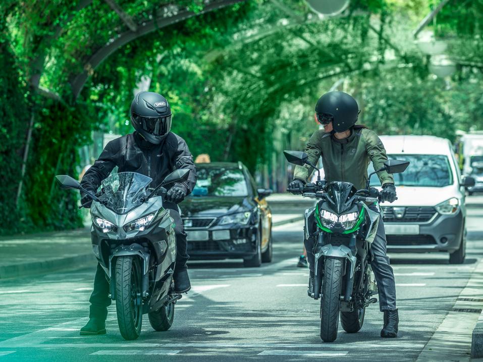 Vuosimallin 2024 Kawasaki Ninja e-1 ja Z-1 -sähkömoottoripyörät.