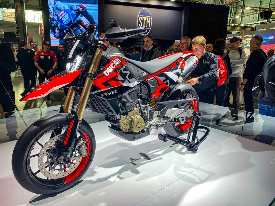Ducati Hypermotard 698 Mono RVE voitti vuoden 2023 Milanon EICMA-moottoripyörämessujen kauneimman pyörän tittelin yleisöäänestyksessä.